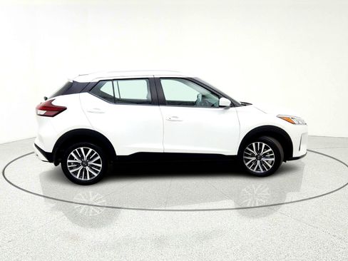 Used 2024 Nissan Kicks SV image 9