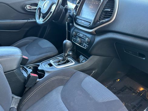 Used 2016 Jeep Cherokee Latitude w/ Cold Weather Group AWD/4WD image 32