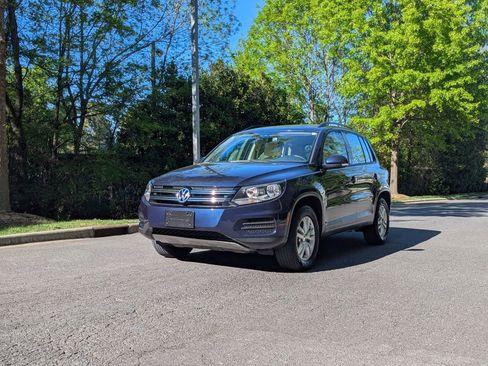 Used 2016 Volkswagen Tiguan S image 3