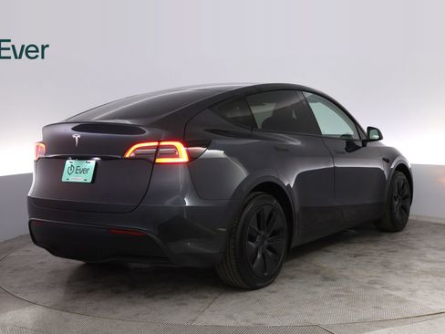 Used 2025 Tesla Model Y Long Range RWD image 3