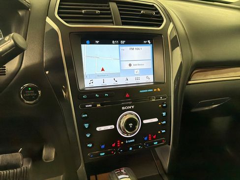 Used 2017 Ford Explorer Platinum image 18