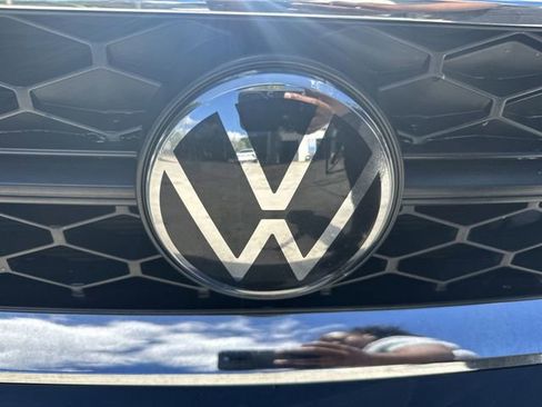 Used 2024 Volkswagen Taos SE FWD image 2