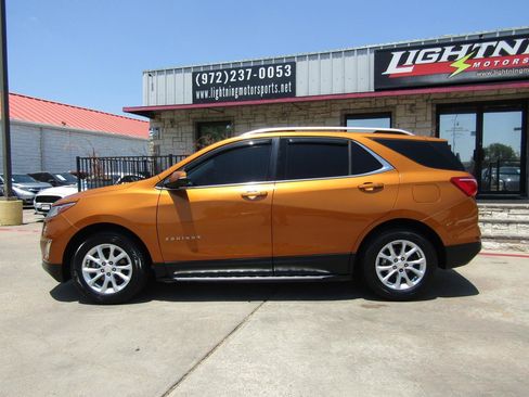 Used 2018 Chevrolet Equinox LT w/ Sun & Infotainment Package FWD image 2