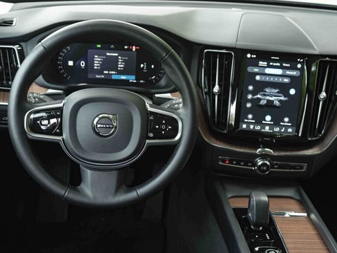 Used 2024 Volvo XC60 B5 Plus AWD/4WD image 19