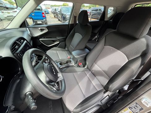 Used 2025 Kia Soul LX w/ LX Technology Package FWD image 35