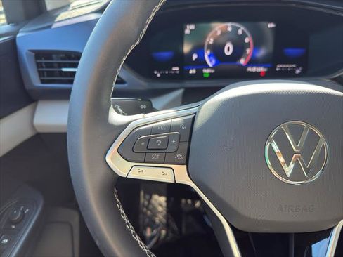 Used 2022 Volkswagen Taos SE w/ Driver Assistance Package FWD image 15