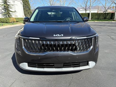 Used 2025 Kia Carnival image 4