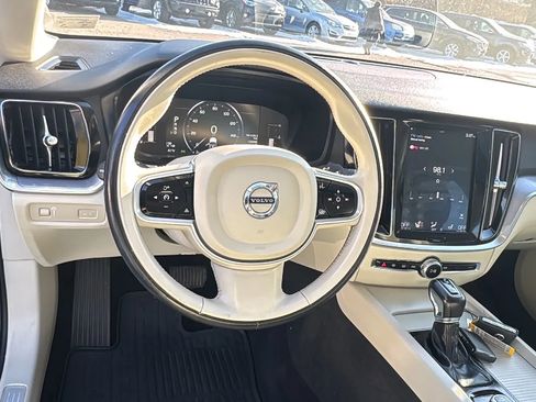 Used 2019 Volvo S60 T5 Momentum w/ Premium Package image 9
