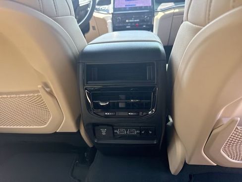 Used 2025 Jeep Grand Cherokee Limited w/ Black Appearance Package image 33