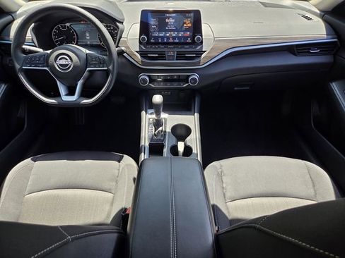 Used 2025 Nissan Altima 2.5 SV FWD image 14