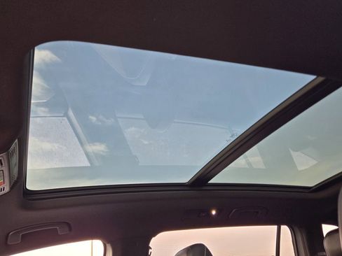 Used 2022 Volkswagen Tiguan SE R-Line FWD image 13