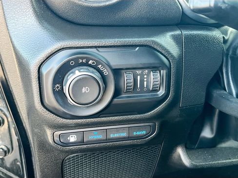 Used 2022 Jeep Wrangler Unlimited Sahara w/ Cold Weather Group AWD/4WD image 11