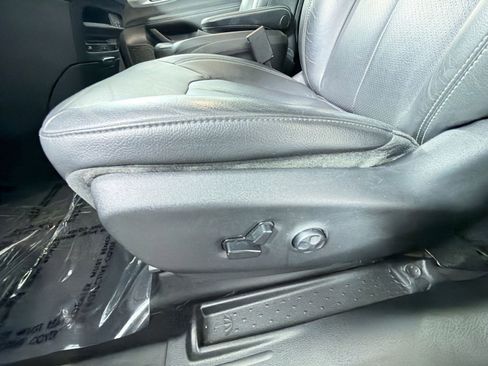 Used 2019 Chrysler Pacifica Touring-L Plus w/ Advanced Safetytec Group FWD image 14