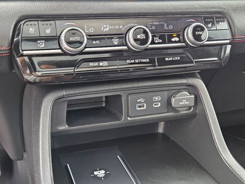 Used 2025 Honda Pilot Black Edition image 34