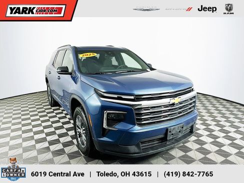 Used 2025 Chevrolet Traverse LT image 1