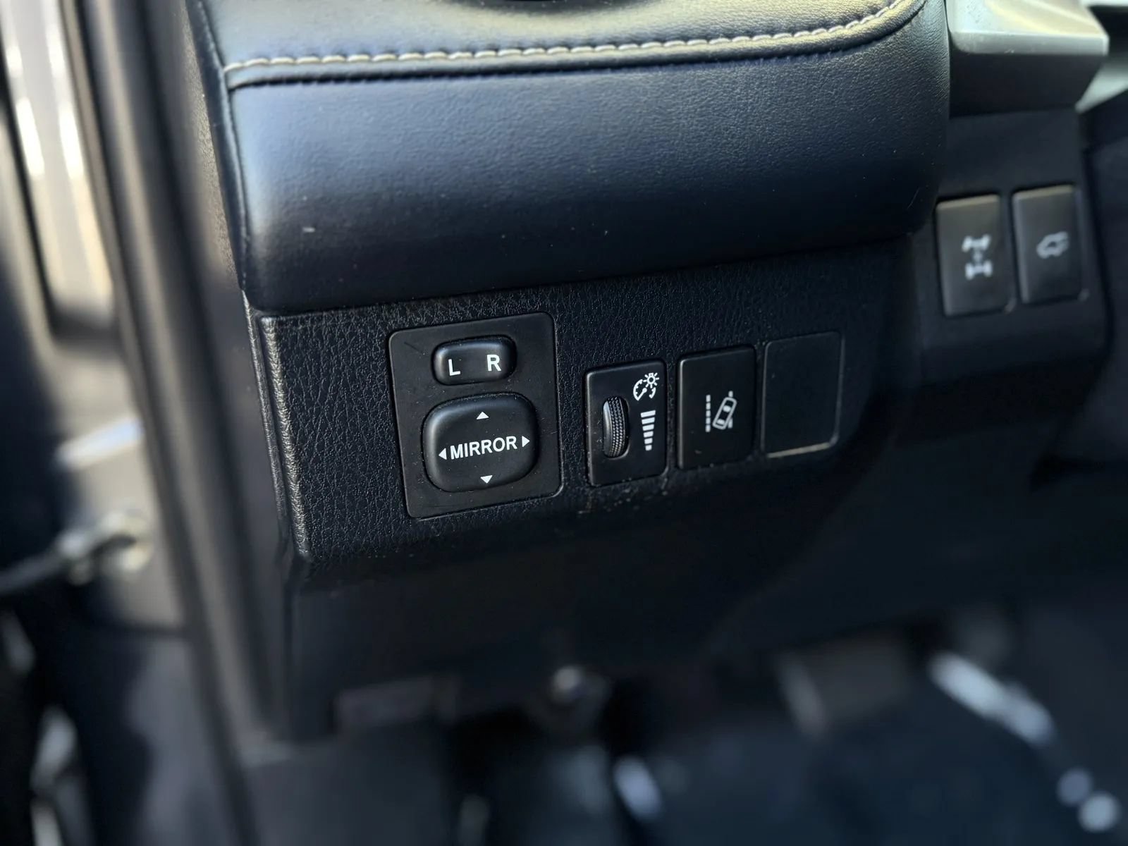 Used 2018 Toyota RAV4 XLE AWD/4WD image 25