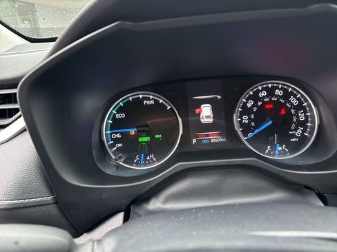 Used 2020 Toyota RAV4 LE image 30