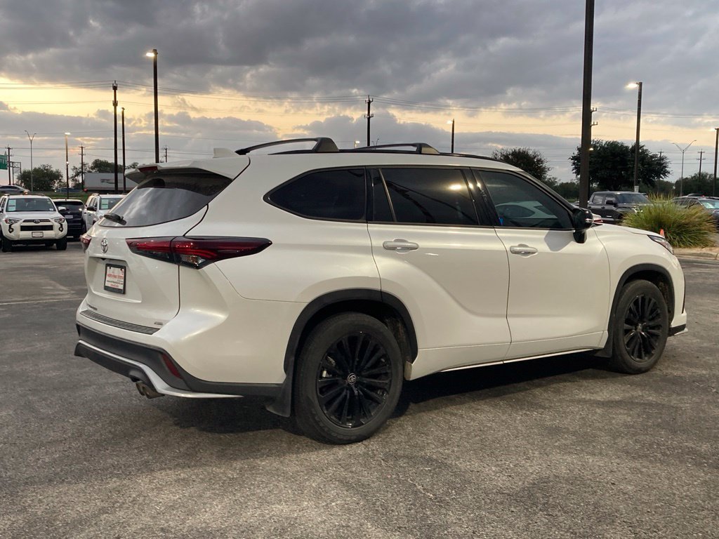 Used 2024 Toyota Highlander XSE FWD image 3