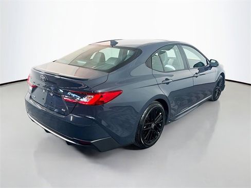 Used 2025 Toyota Camry SE image 7