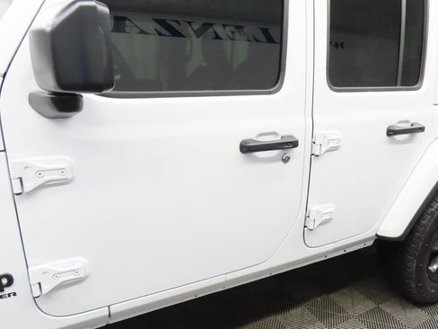 Used 2023 Jeep Wrangler Unlimited Sahara image 41