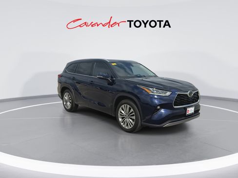 Used 2023 Toyota Highlander Platinum image 2