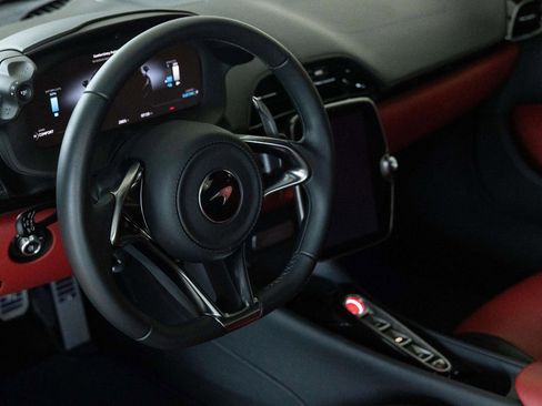 Used 2023 McLaren Artura image 8