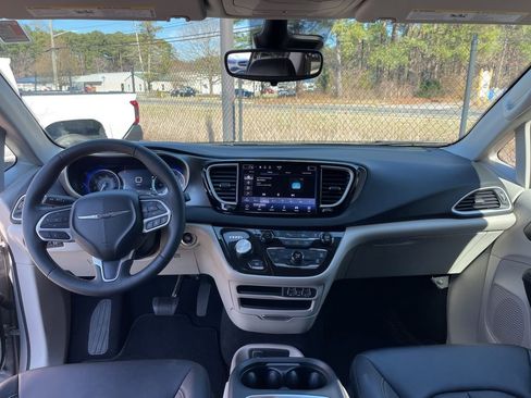 Used 2024 Chrysler Pacifica Touring-L image 12