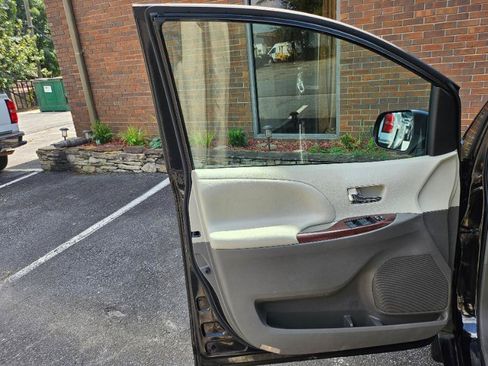 Used 2014 Toyota Sienna XLE FWD image 33