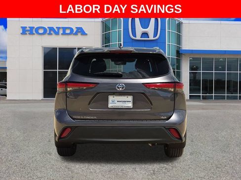 Used 2022 Toyota Highlander XLE FWD image 4