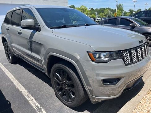 Used 2019 Jeep Grand Cherokee Altitude AWD/4WD image 2