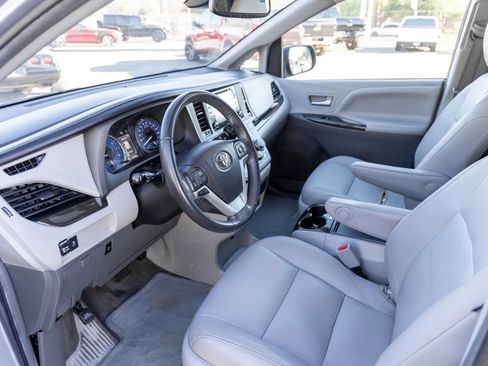 Used 2018 Toyota Sienna XLE image 32