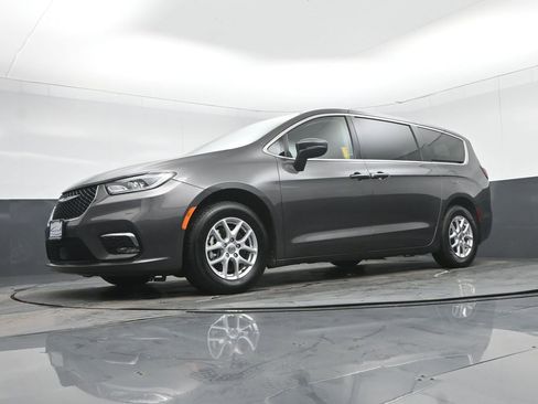 Used 2023 Chrysler Pacifica Touring-L image 69