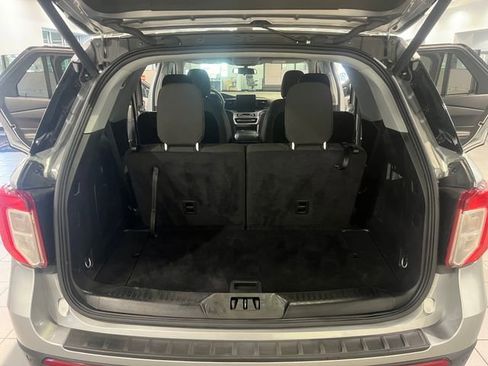 Used 2024 Ford Explorer XLT RWD image 10