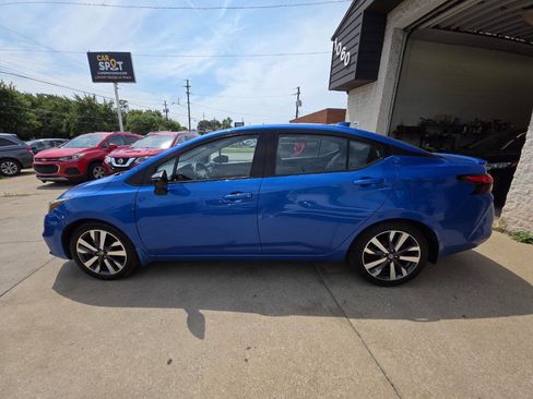 Used 2021 Nissan Versa SR image 4