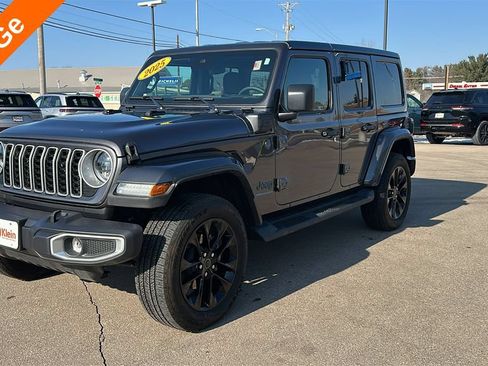 Used 2025 Jeep Wrangler Unlimited Sahara AWD/4WD image 3