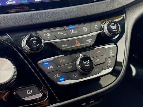 Used 2020 Chrysler Pacifica Touring-L w/ Advanced Safetytec Group AWD/4WD image 16