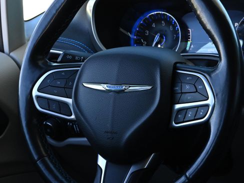 Used 2021 Chrysler Pacifica Touring-L image 31