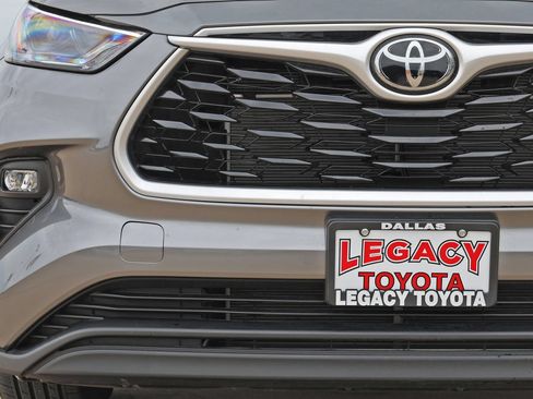 Used 2026 Toyota Highlander XLE AWD/4WD image 11
