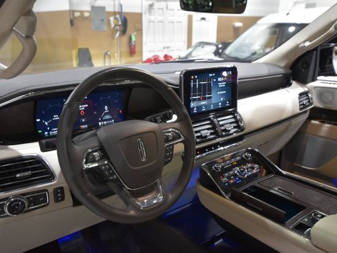 Used 2019 Lincoln Navigator Reserve AWD/4WD image 16