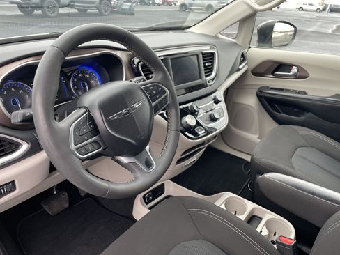 Used 2024 Chrysler Voyager LX image 9