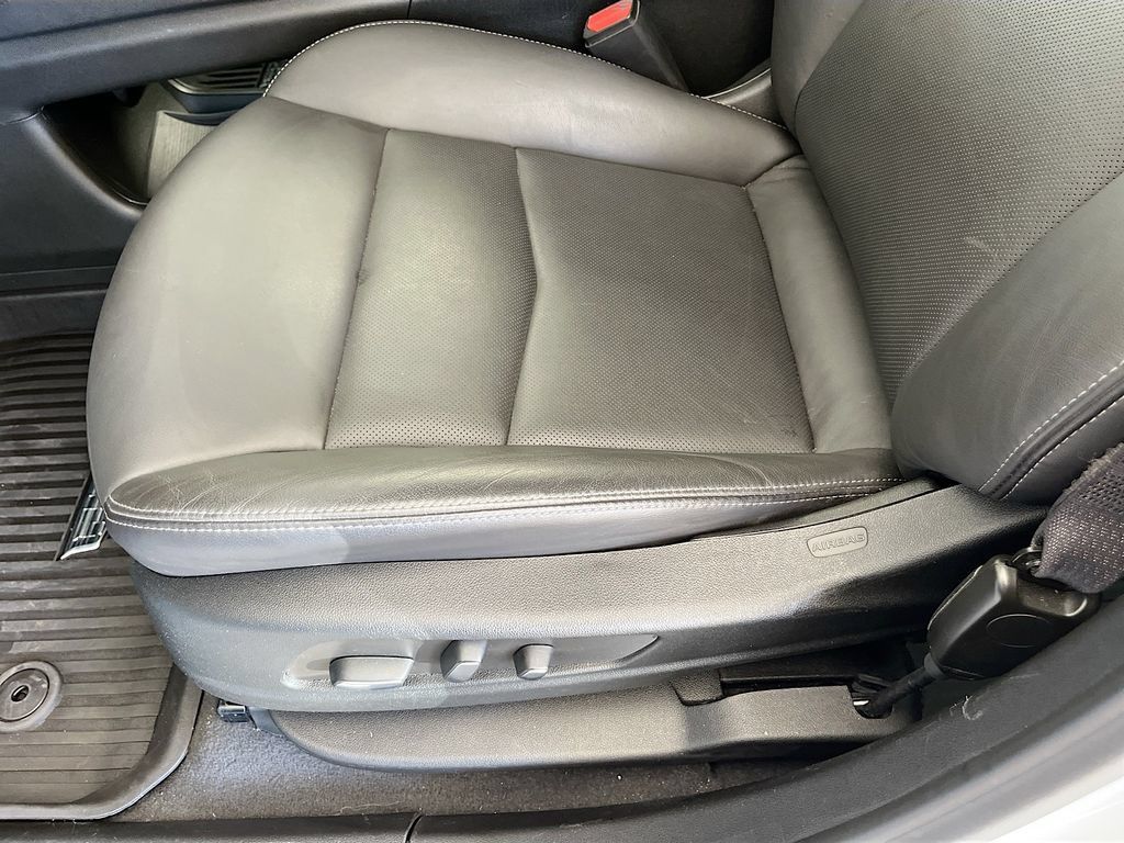 Used 2024 Cadillac XT5 Premium Luxury w/ LPO, Floor Liner Package AWD/4WD image 20