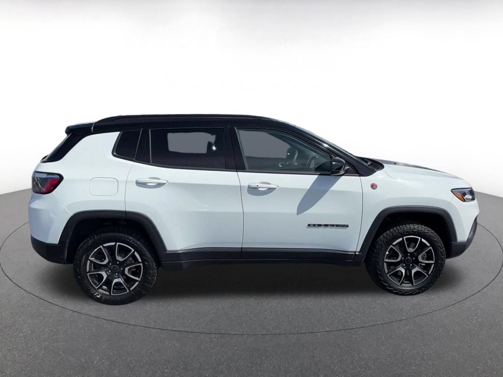 Used 2025 Jeep Compass Trailhawk AWD/4WD image 15