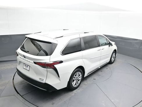 Certified 2024 Toyota Sienna Limited image 40