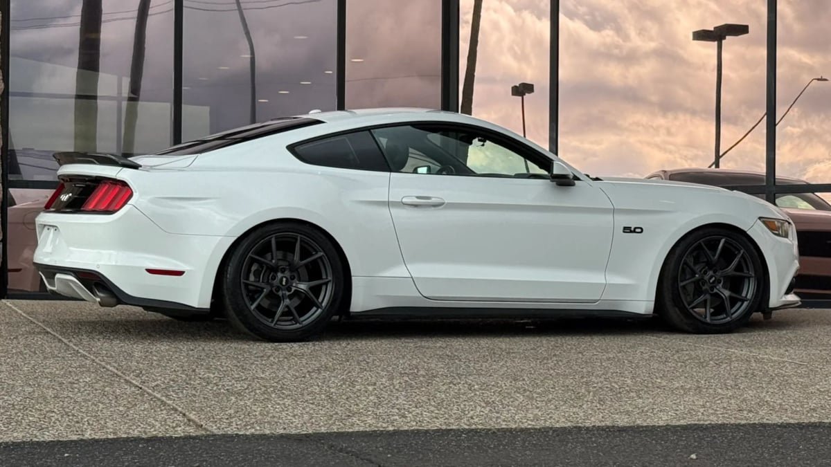 Used 2016 Ford Mustang GT Premium w/ Black Accent Package RWD image 13