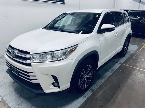 Used 2017 Toyota Highlander Plus FWD image 9