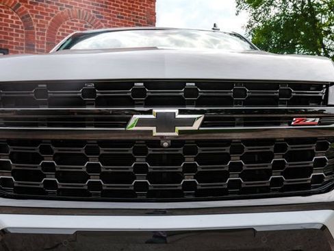 Used 2024 Chevrolet Suburban Z71 w/ Luxury Package AWD/4WD image 17