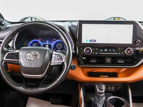 Used 2023 Toyota Highlander Platinum FWD image 18