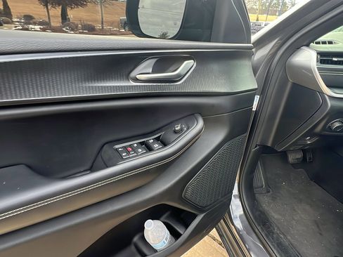 Used 2023 Jeep Grand Cherokee Altitude image 15