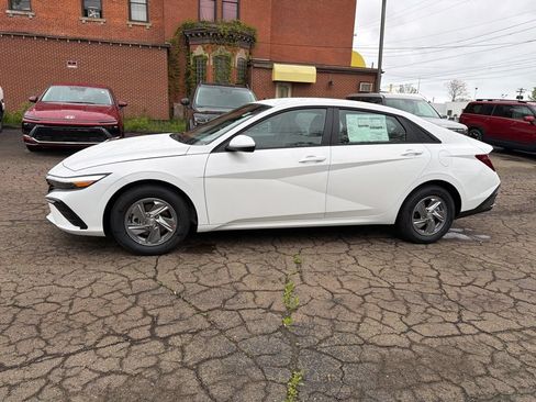 New 2026 Hyundai Elantra SE FWD image 4