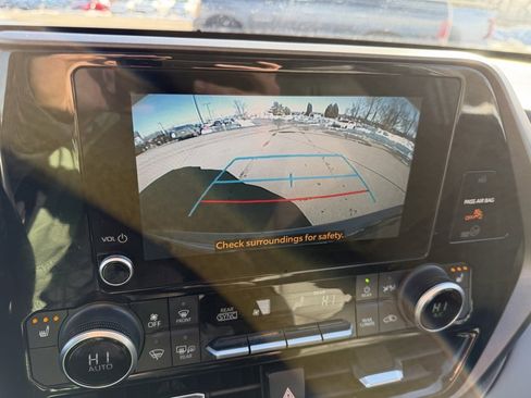 Certified 2023 Toyota Highlander XLE image 22